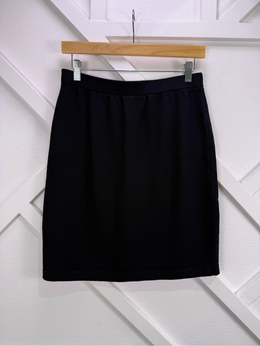St. John Santana Knit Black Mini Skirt Size 8 Elastic Waist Classic Designer